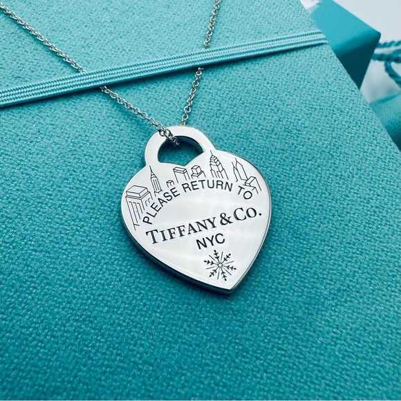 RARE Tiffany & Co 2023 Limited Holiday Heart Necklace Christmas New York Skyline - Picture 1 of 10